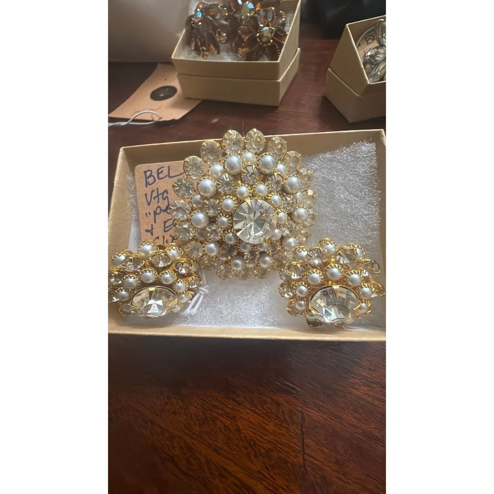 Vintage duty, Lee pearl clustered brooch with matching earrings‎ clipped